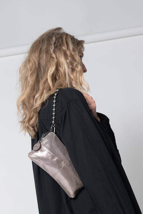 Schultertasche aus Metallic-Leder in rosa Tragevariante IVIET ed.1 INA KENT