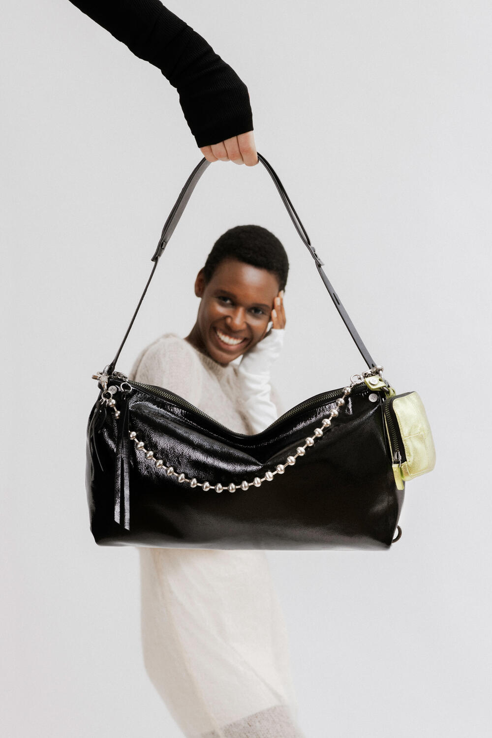INA KENT Schultertasche aus schwarzem Lackleder DINKUM ed.2 patent black mit Kette BALL'N'CHAIN ed.1 kombiniert mit Mini Portemonnaie Microbag X.LOMI ed.2 in crackled lime 