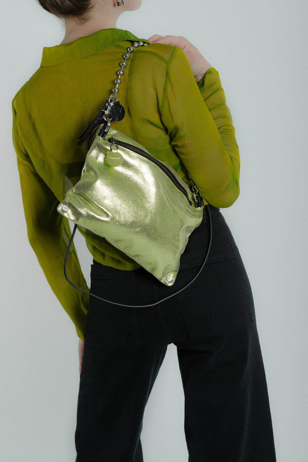 Metallic Schultertasche mit Kettenriemen MOONLIT ed.1 crackled lime