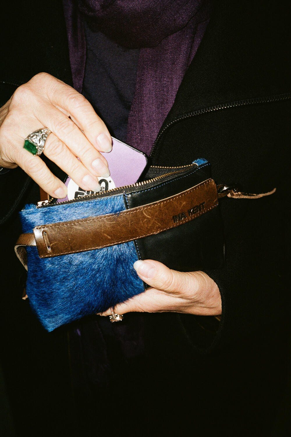 Modejournalistin und Autorin Brigitte Winkler mit ihrer INA KENT-Tasche X.MOG 