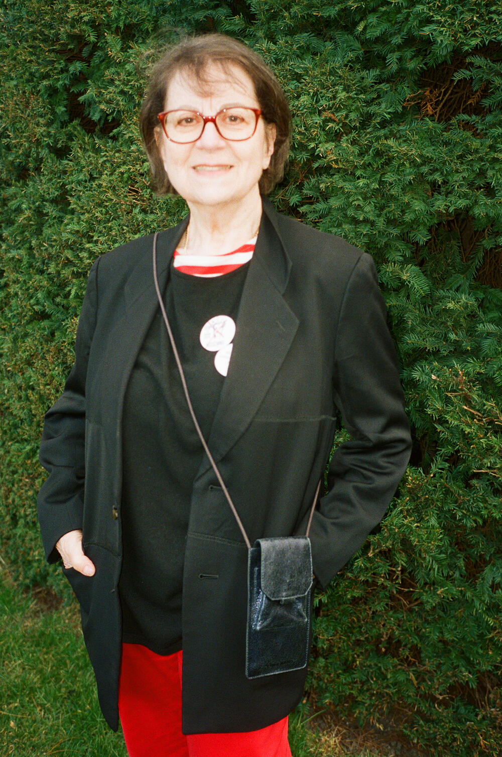 Brigitte Winkler in Comme de Garcon und Handytasche JIMI ed.1 in crackled navy von INA KENT