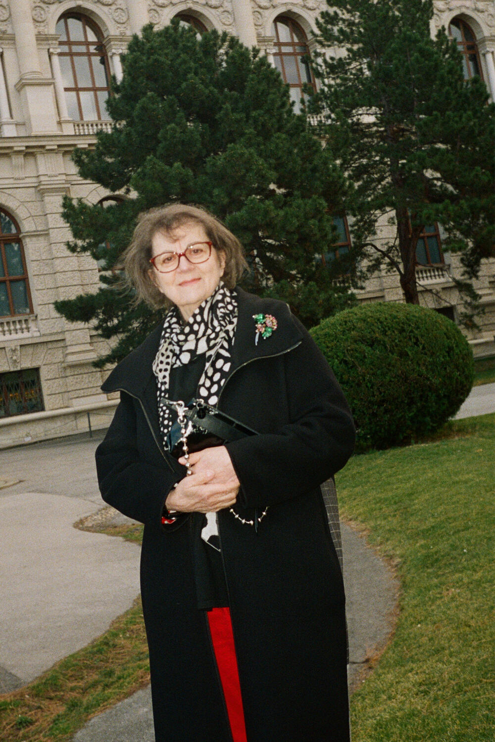 Brigitte Winkler für INA KENT mit kleiner Leder-Handtasche X.MOG ed.1
