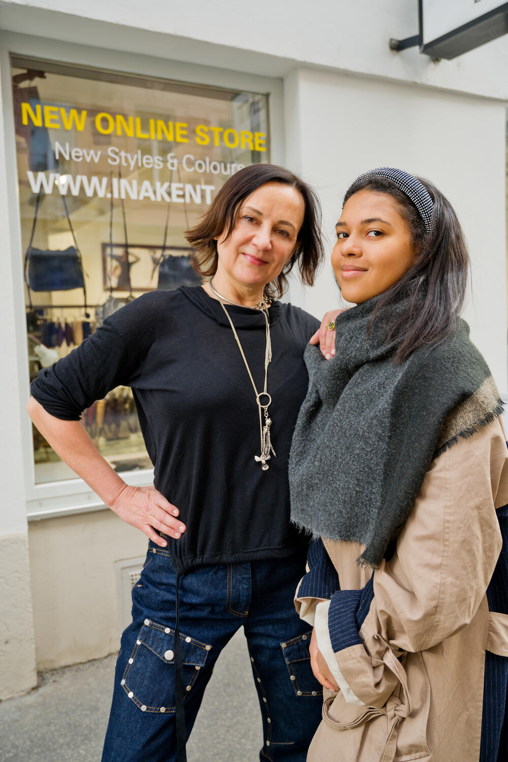 Ina und Tochter Loleth Kent vorm INA KENT-Store Siebensterngasse 50. Foto von Adrian Batty