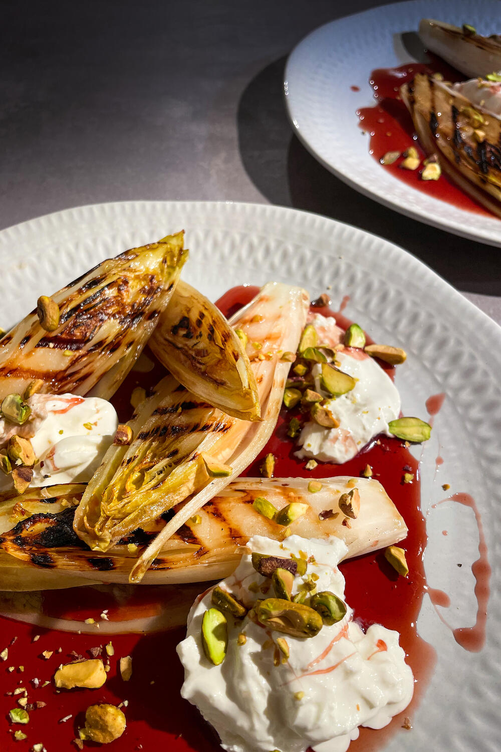 Cornelia Nagl – Chicorée mit Burrata, Cranberry-Reduktion und Pistazie