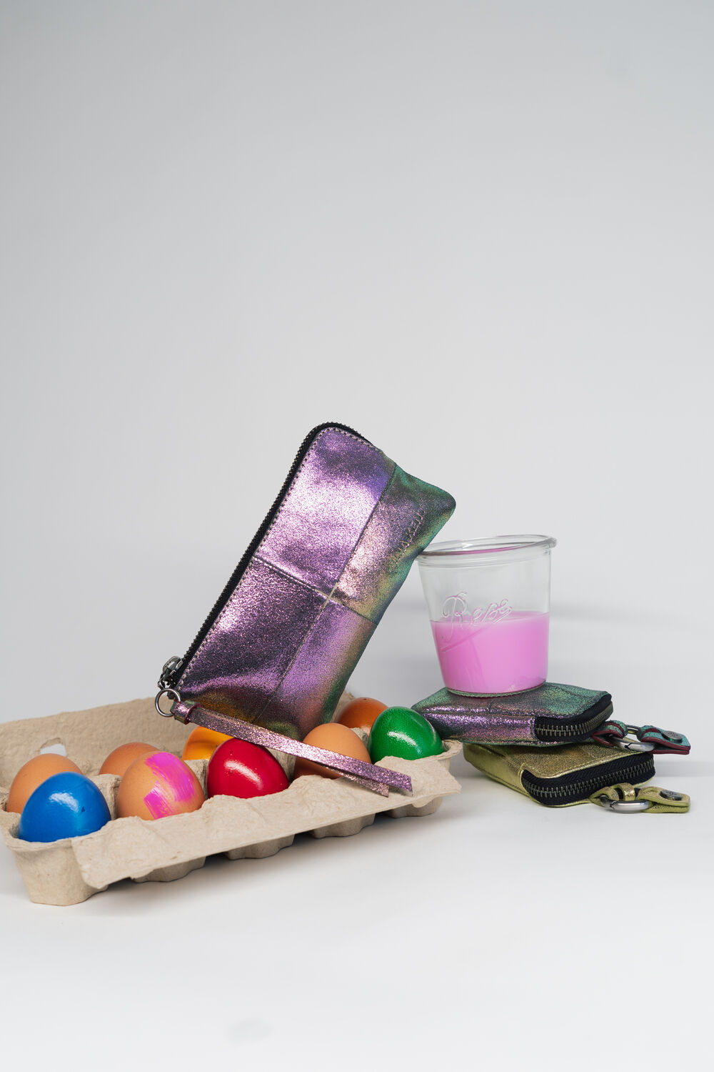 Oster Stillleben mit kleinen Taschen von INA KENT