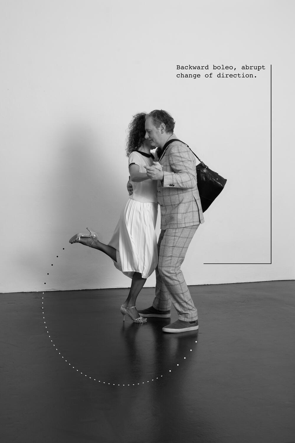 Tango dancing with unisex bag THE MILLER in vegetable-tanned leather in black