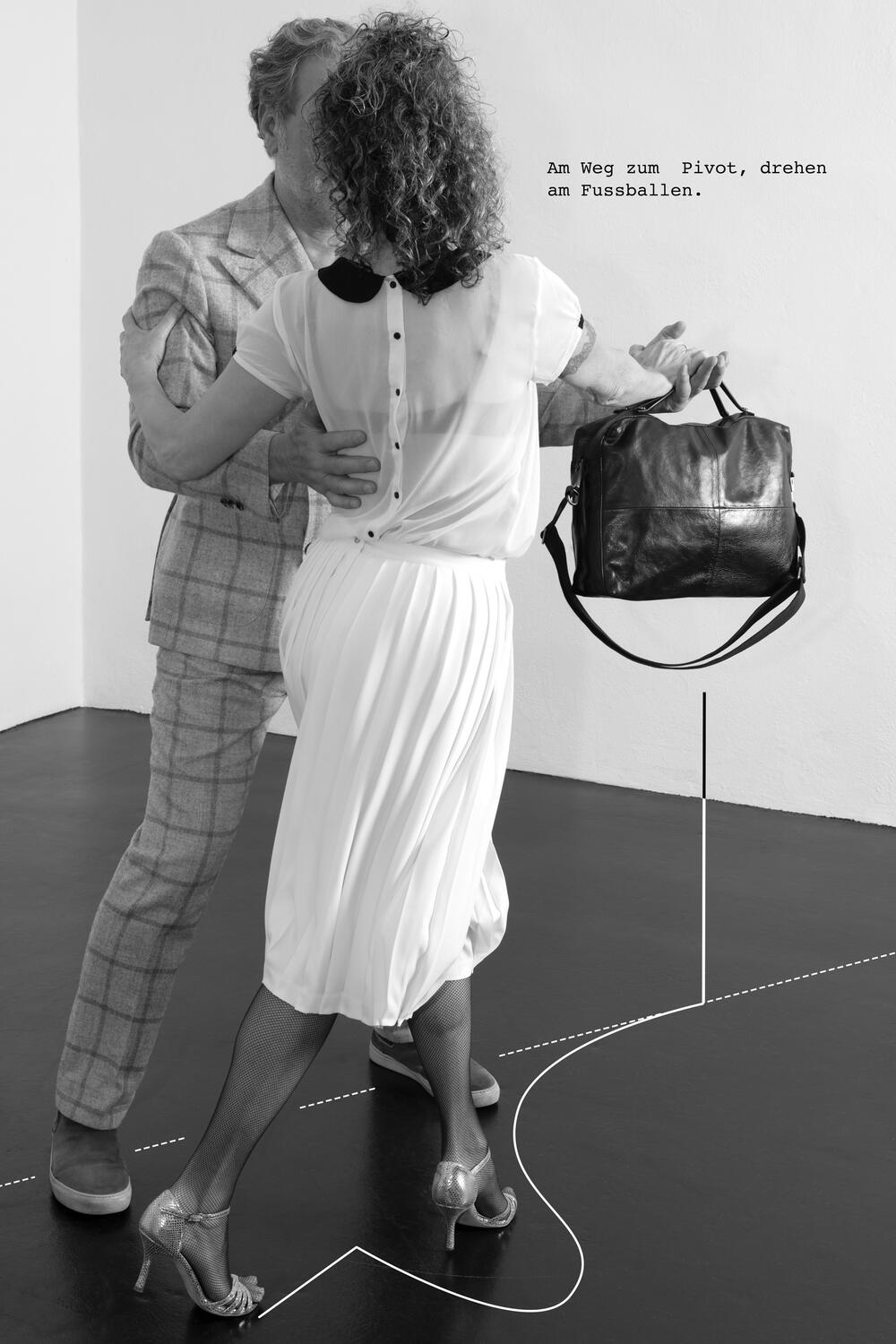 Tanzen mit der Unisex Bag THE MILLER in schwarz