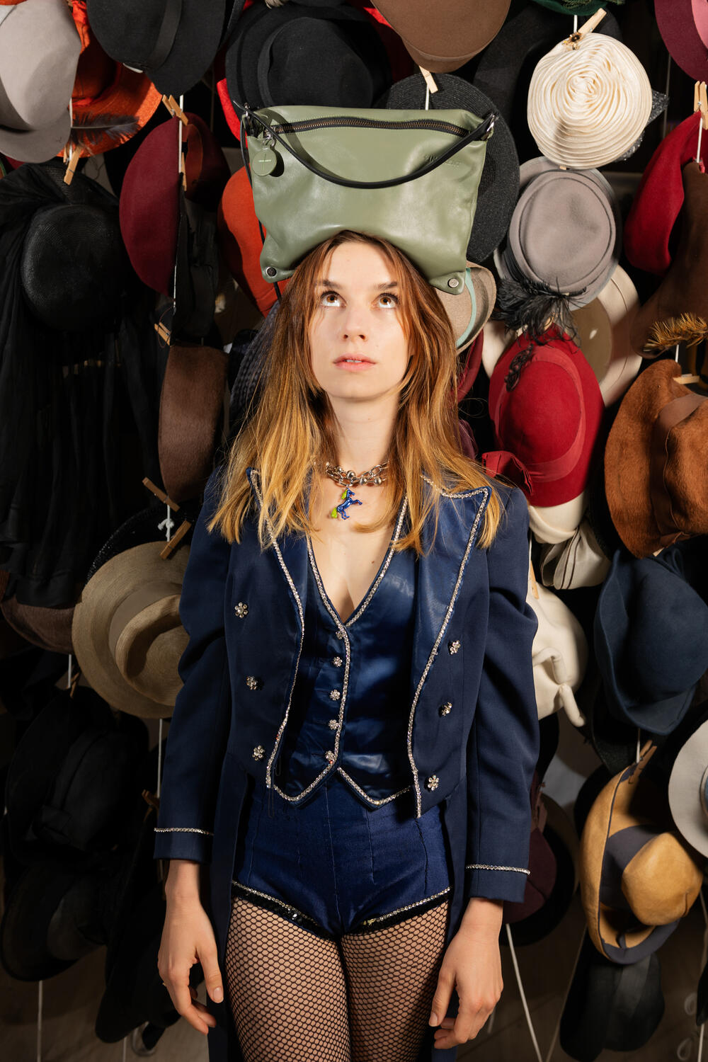 Schauspielerin Maya Unger trifft INA KENT im Kostümverleih Lambert Hofer