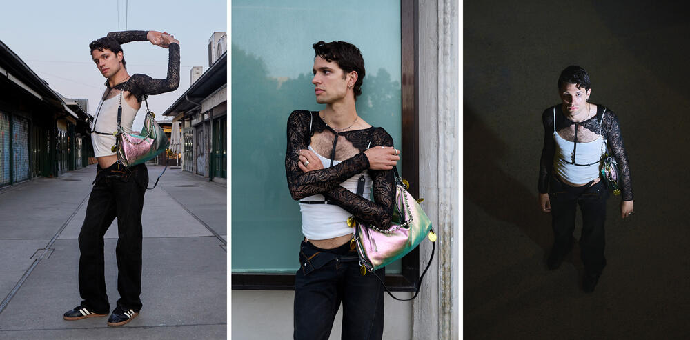 Eine Person, die ein langärmeliges Oberteil aus Spitze, ein weißes Tanktop und dunkle Jeans trägt und eine INA KENT-Metallic-Tasche mit sich führt, posiert in städtischen Außenbereichen und bei Nacht.