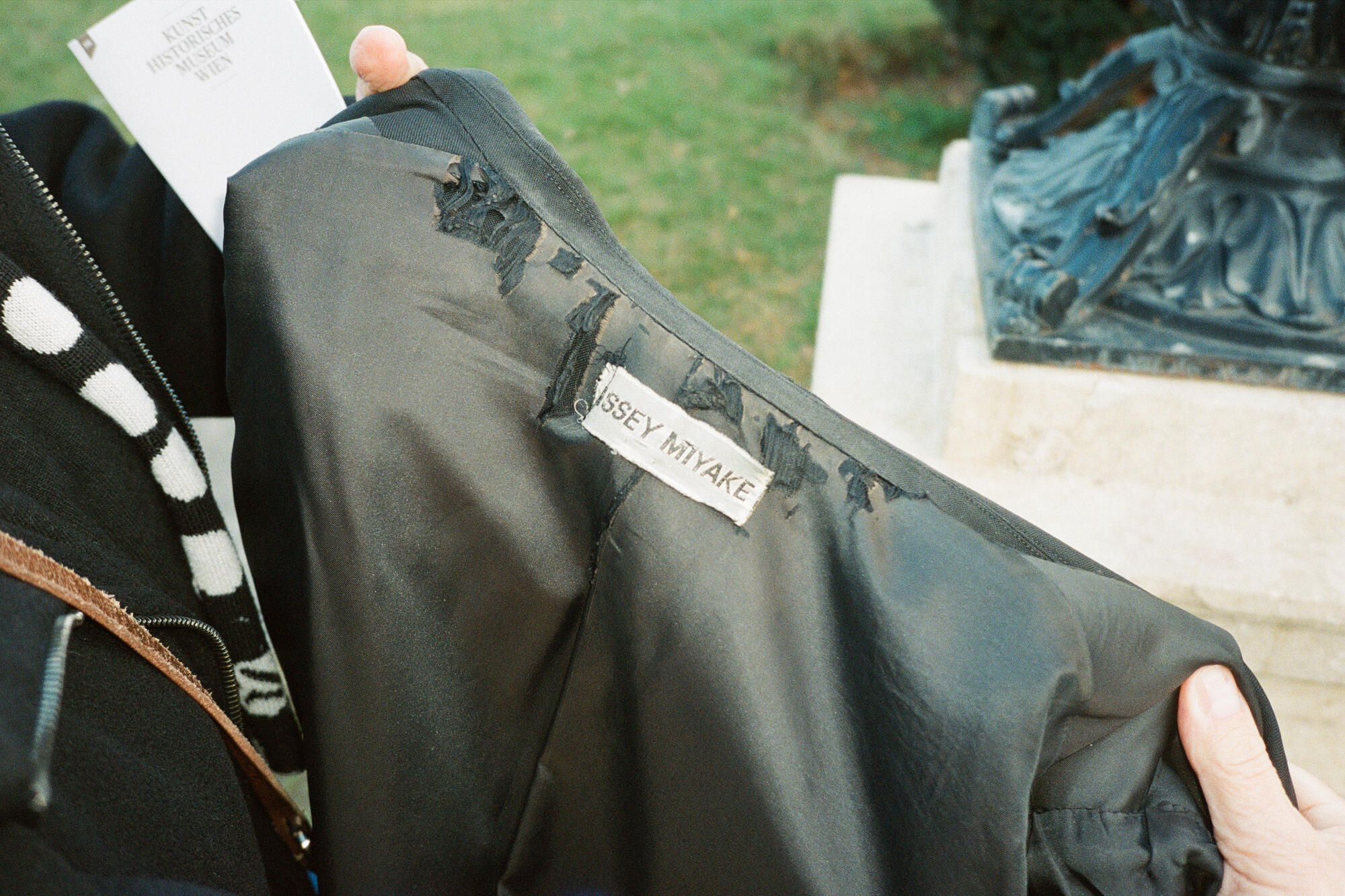 Modejournalistin Brigitte Winkler und ihr Issey Miyake Sakko