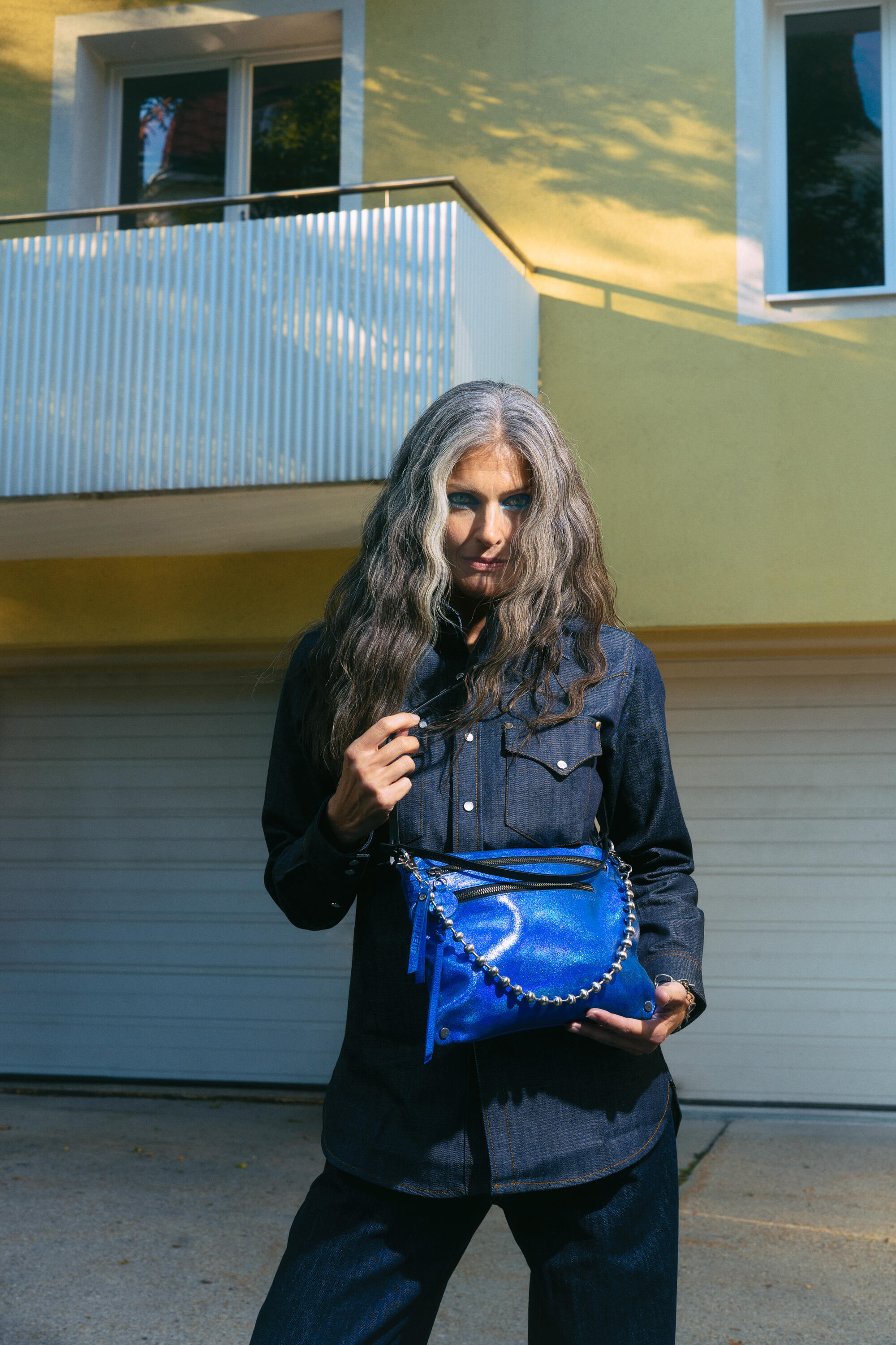 Schultertasche MOONLIT special ed. rainbow royal blue mit Schlüsselkette BALL'N'CHAIN