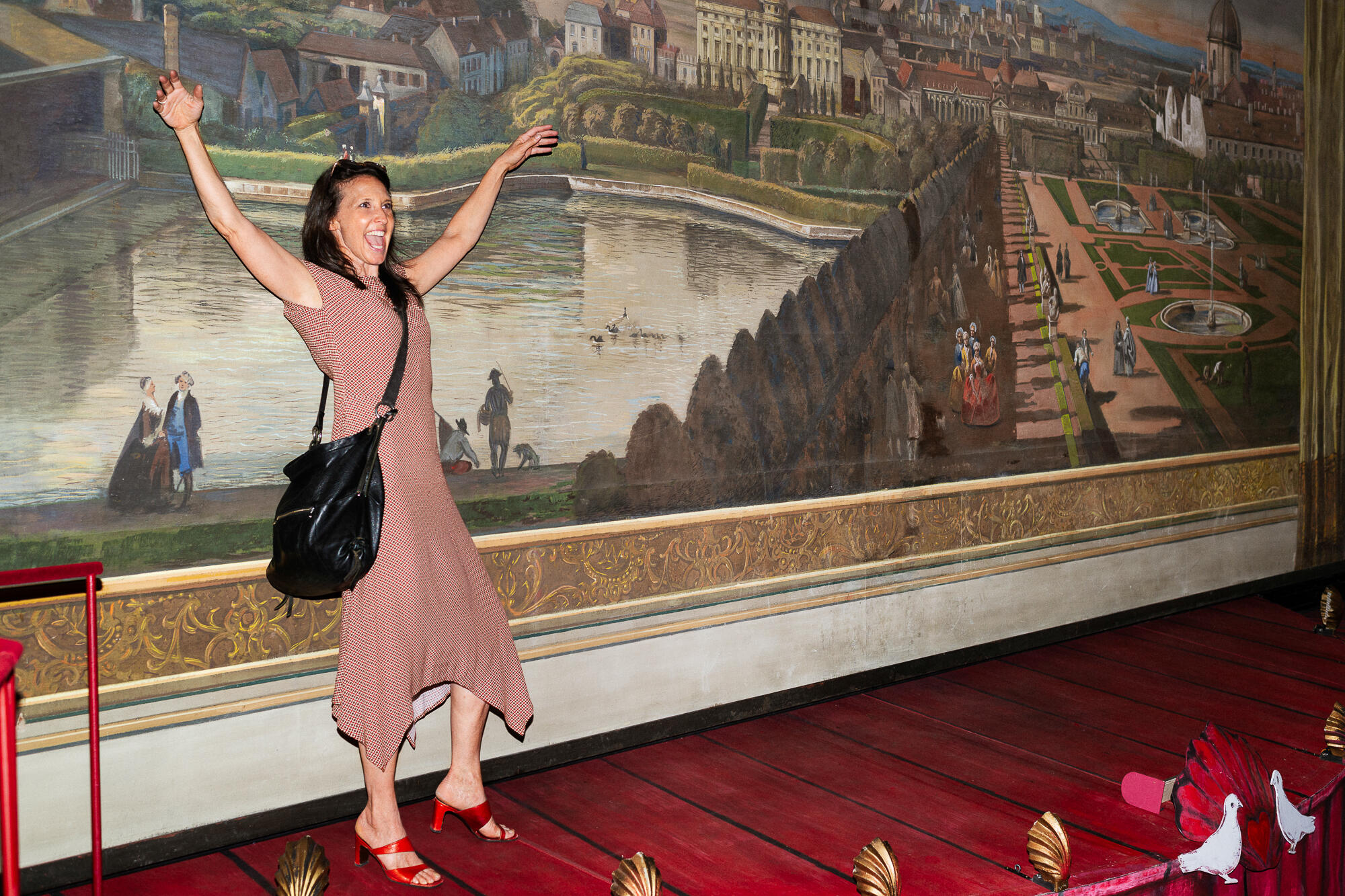 Maria Köstlinger auf der Bühne im Theater in der Josefstadt mit INA KENT-Tasche