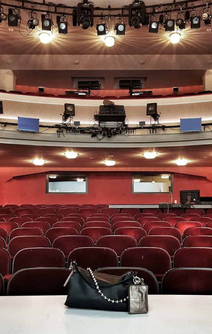 INA KENT-Tasche auf der Bühne im Theater in der Josefstadt