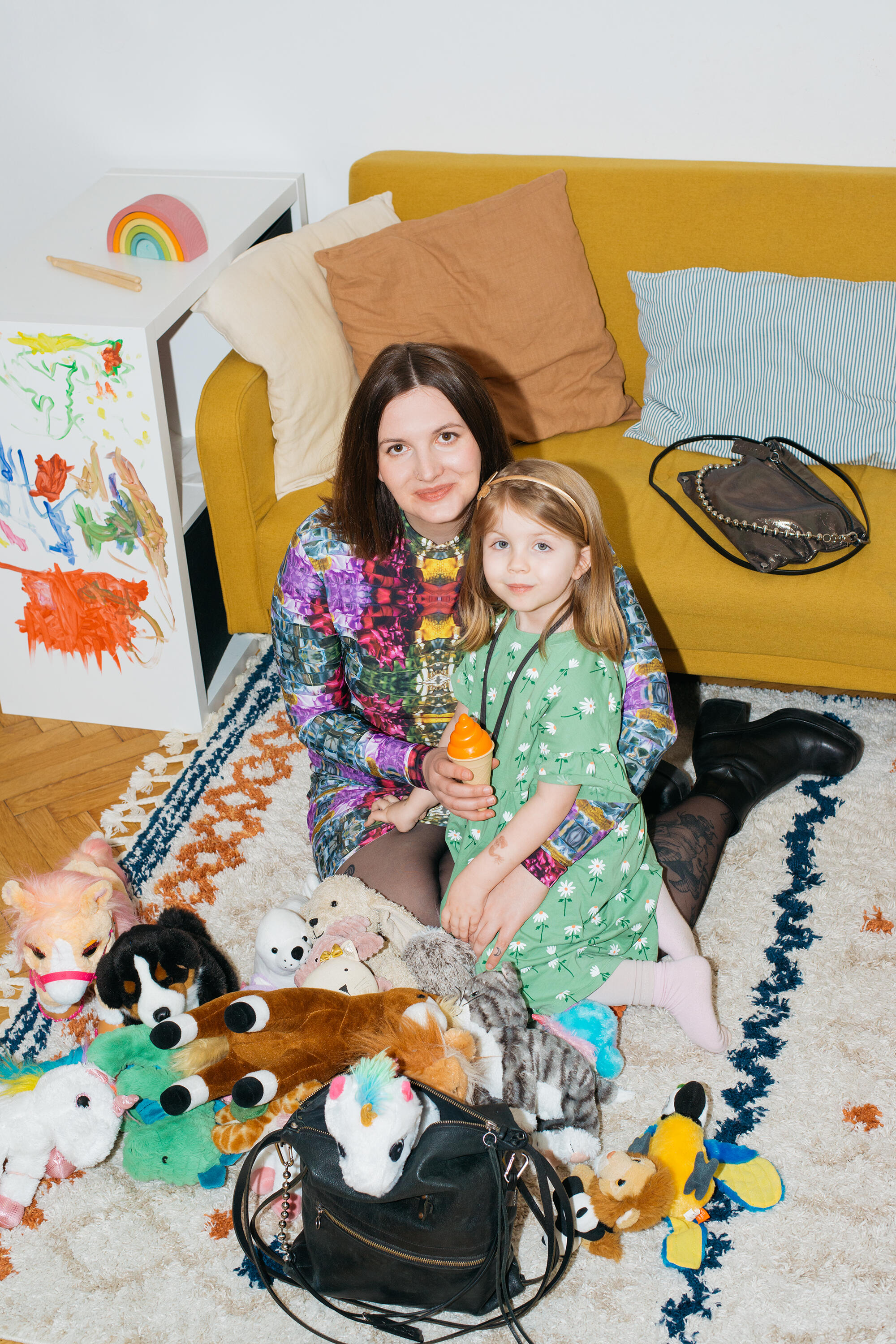 Lisa Janka und Tochter mit INA KENT Minibag X.LOMI ed.2 in metallic neon pink und Schultertasche MOONLIT ed.1 S16 in metallic anthra