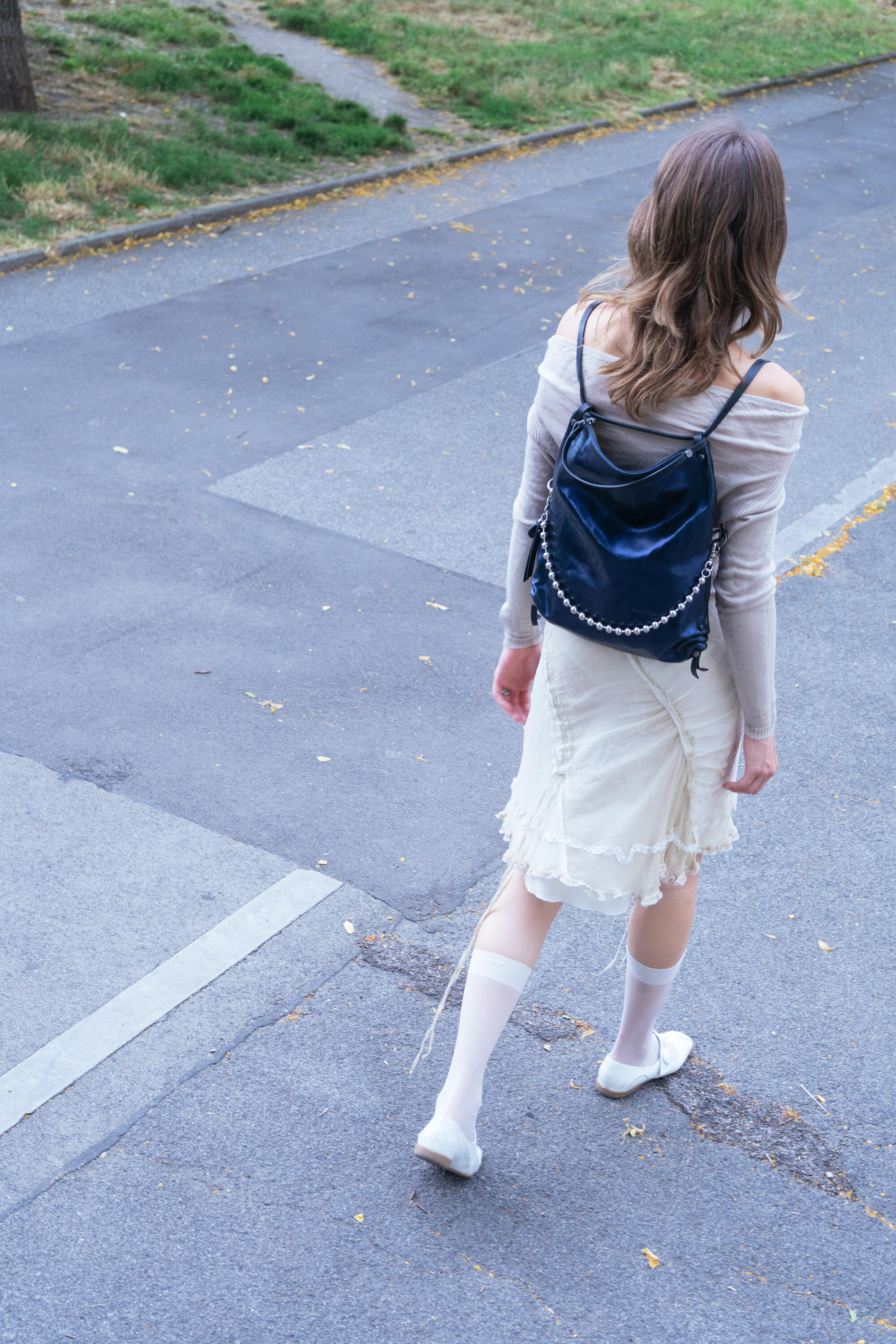 AD LIB ed.1 crackled navy als Rucksack getragen