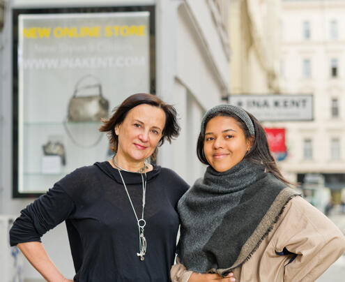 Ina und Tochter Loleth Kent, portraitiert von Adrian Batty