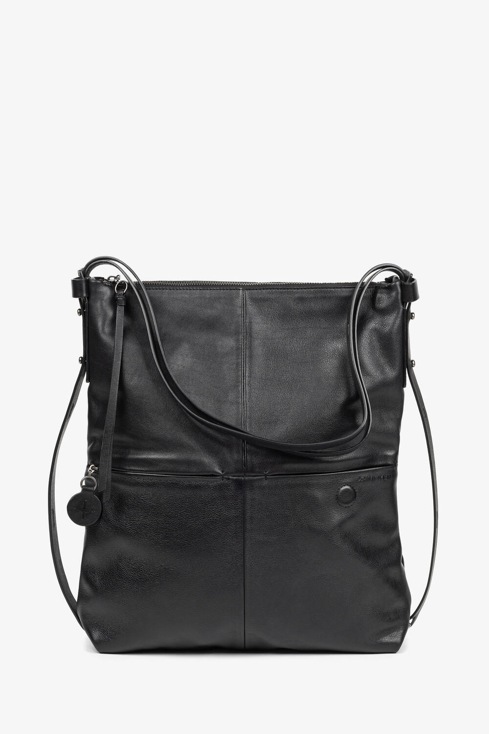 INA KENT AMPLE ed.2 bag in natural true black leather. The front features practical design details such as contrasting seams, a discreet logo, leather straps and a small leather plaque with logo pendant. The bag has a long shoulder strap for versatile carrying options