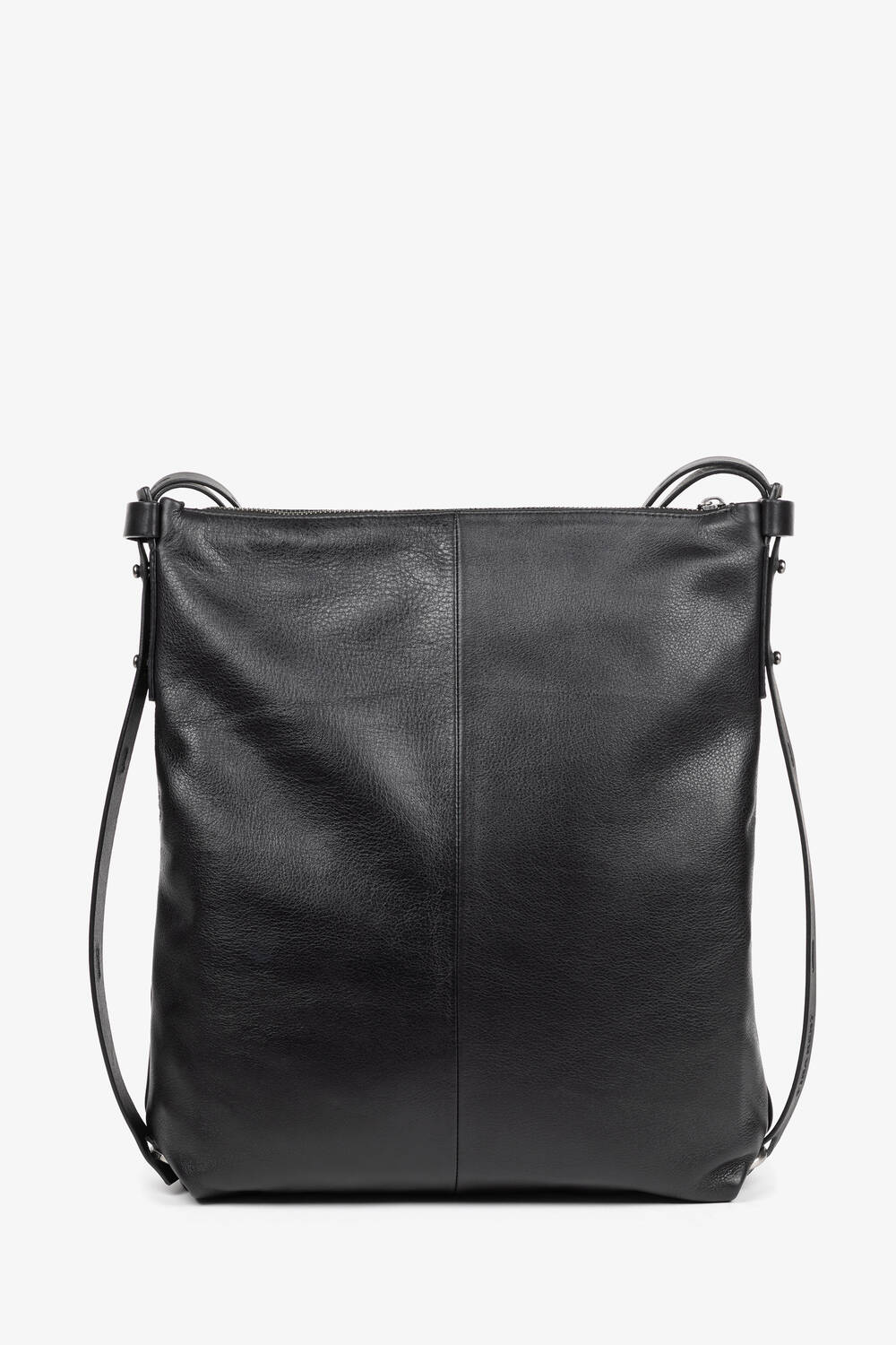 “INA KENT AMPLE ed.2 bag in natural true black leather. The back shows the simple design with a continuous, minimalist stitched leather surface and eyelets on the side for the shoulder strap. 