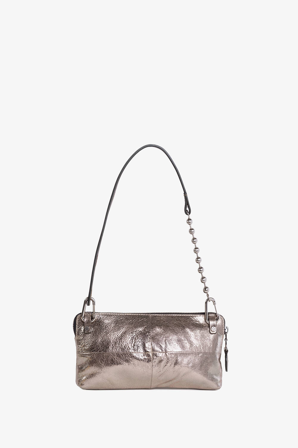 Die Handtasche INA KENT in Metallic-Silber besticht durch ein rechteckiges Design, ergänzt durch einen dünnen Schultergurt, der mit abwechselnden Kettengliedern verziert ist.
