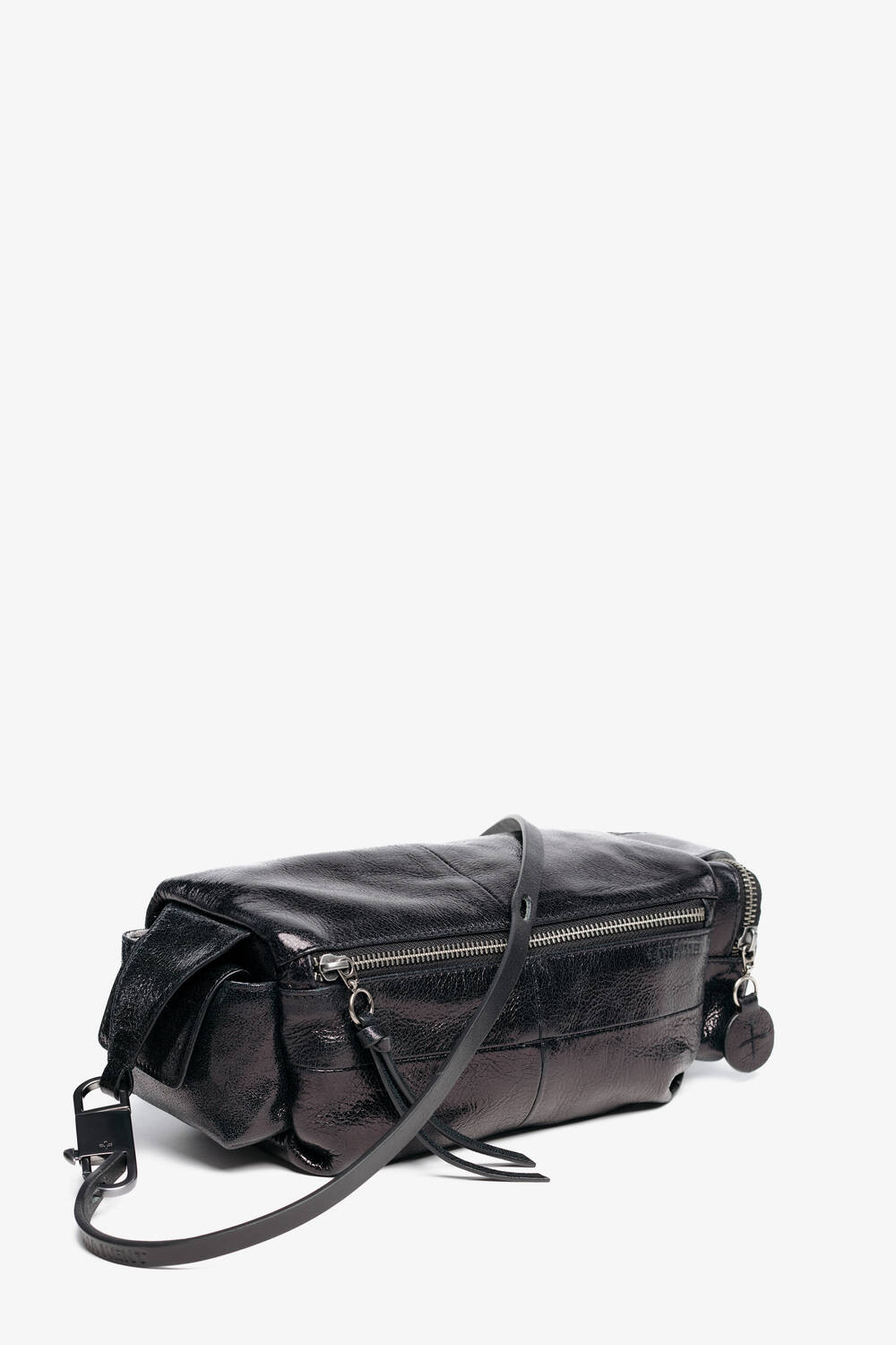 ROXIE ed.1 metallic deep tar – Seitenansicht der Tasche mit Zipper-Details und kreisförmigem Anhänger.
