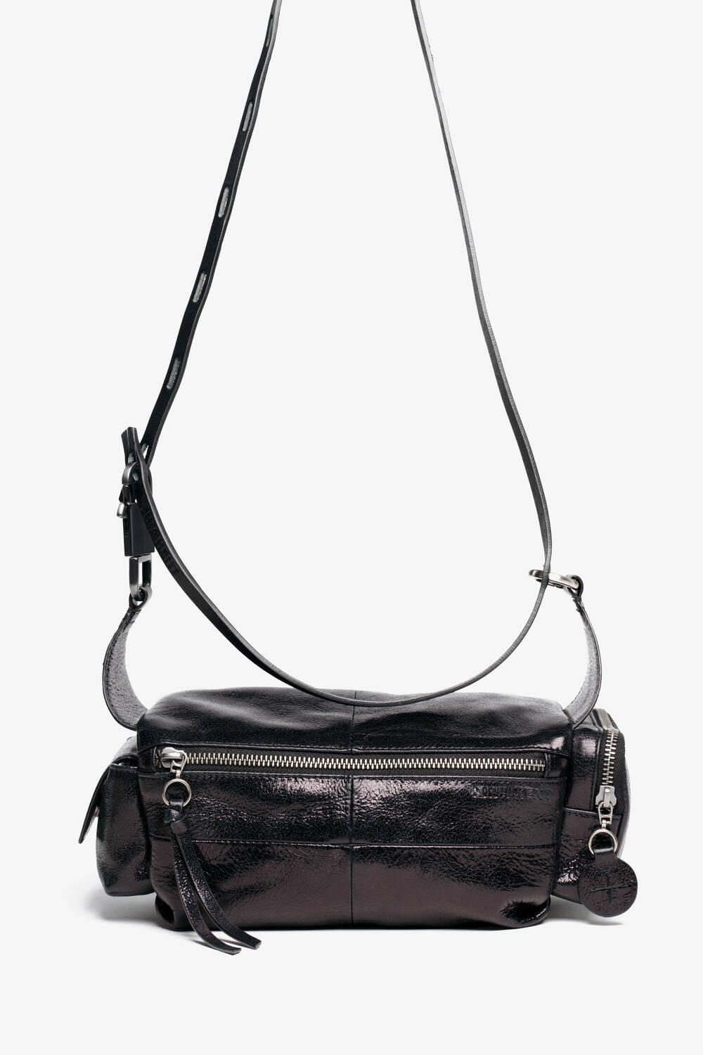 ROXIE ed.1 metallic deep tar – Boxy Schultertasche aus glänzend schwarzem Leder mit Reißverschluss und Außentaschen, frontal fotografiert mit langem Schulterriemen.