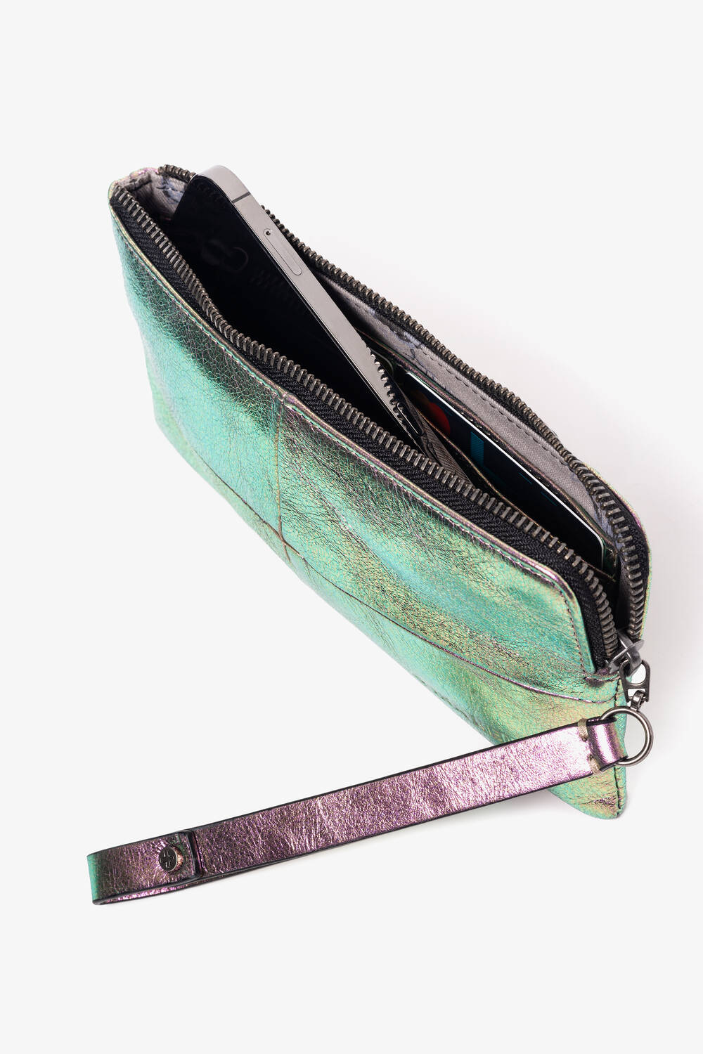 Eine metallicgrüne INA KENT-Armbandtasche mit Reißverschluss, teilweise geöffnet, mit einem Smartphone und mehreren Karten darin.