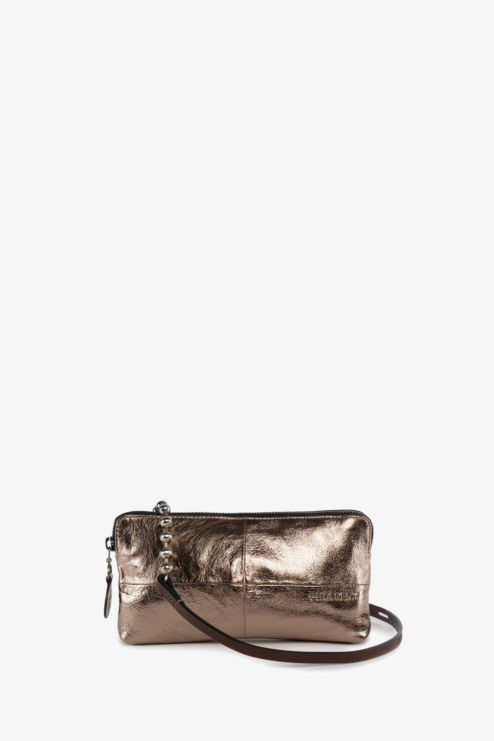 INA KENT Handtasche aus bronzefarbenem Leder mit Reißverschluss, kleinen Perlen und einem dünnen schwarzen Riemen auf weißem Hintergrund.