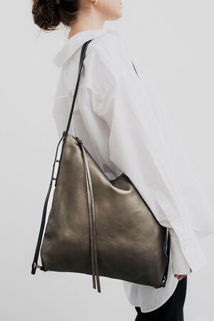 Spacious tote bag made of shimmery metallic leather worn as practical shoulder bag AMPLE ed.1 mud gold