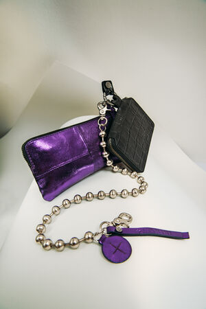 ILU ed.3 crackled purple Geldtasche in metallic violett 