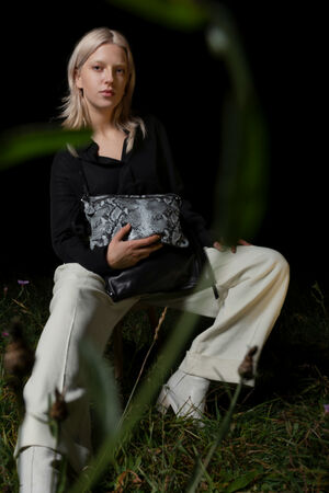 Schultertasche MOONLIT ed.1 mit Snake-Print-Leder in schwarz-weiss
