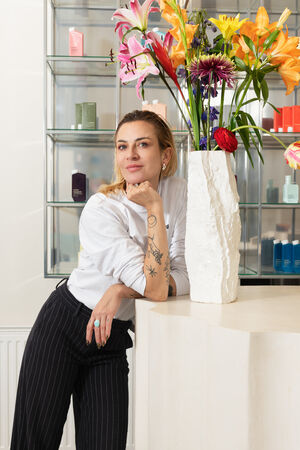 Hanah Thorwartl in der neuen ROSA KARL-Filiale 