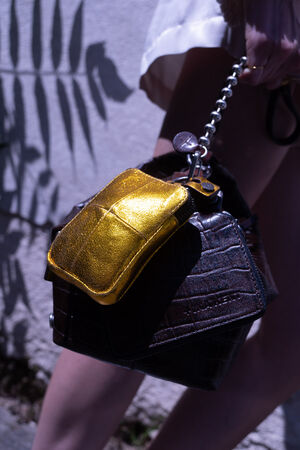 Kombination aus Artikel: Handtasche LUELL ed.1 croc brown & Minitasche X.LOMI ed.2 crackled yolk & Geldtasche X.ENY ed.1 croc brown und Kettenriemen