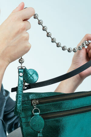 INA KENT Schlüsselkette BALL'N'CHAIN und Schultertasche MOONLIT ed.2 in seegrün – crackled dark teal