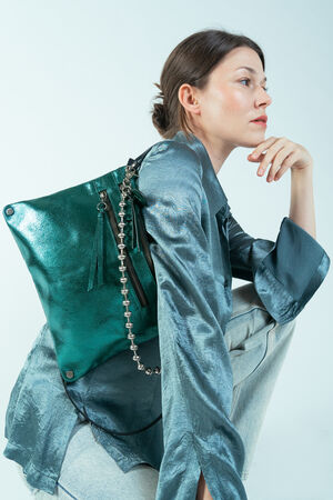 INA KENT  Schultertasche MOONLIT ed.2 und Schlüsselkette BALL'N'CHAIN in seegrün – crackled dark teal