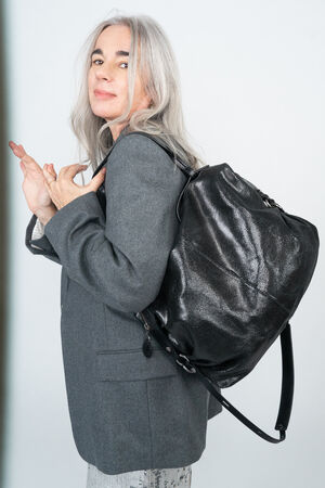 Große Weekenderbag auf der Schulter getragen  DELA EDEN ed.1 in film noir, aus schwarzem, shiny Leder