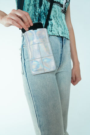 Handycase KAYY aus schimmerndem Leder crossbody getragen