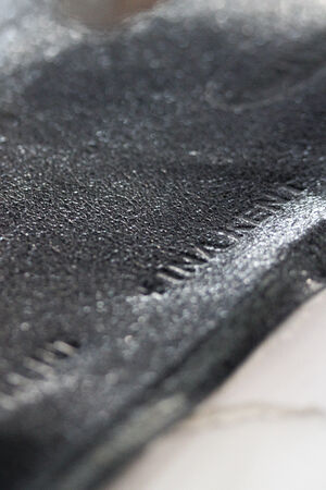 Detail eines Lederstücks mit Logo