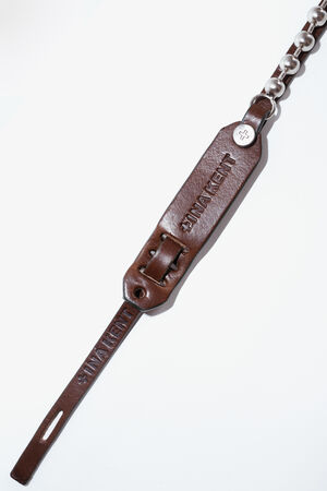 Breiter Riemen und Protektor mit Kettendetails Strap Tao ed.1 brown