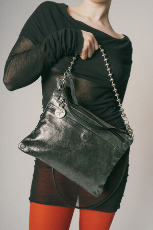 MOONSTRUCK ed.1 als Schultertasche getragen in grauem Metallic-Leder mit Kettenriemen