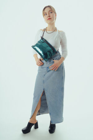 MOONLIT ed.1 dark teal als Umhängetasche getragen