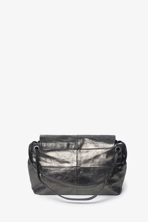 Vor einem weißen Hintergrund liegt eine metallisch-silberne INA KENT-Tasche Handtasche mit langem Schulterriemen.