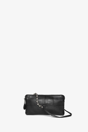 INA KENT Tasche IVIET mit Kettendetail am Riemen, vor weißem Hintergrund. 