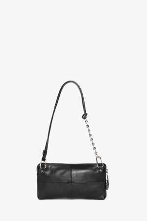 INA KENT Tasche IVIET mit Kettendetail am Riemen, vor weißem Hintergrund. 