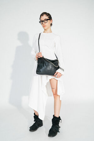INA KENT ROVE ed.3 natural true black (Ganzkörperansicht, Frontalansicht): Das Modell trägt die schwarze Tasche vor einem weißen Hintergrund. Die Tasche kombiniert stilvolles Design mit praktischer Funktionalität und verleiht jedem Outfit eine zeitlose Eleganz.