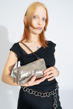 Close-up – Schultertasche IVIET ed.3 aus schimmerndem Leder in metallic bright anthra