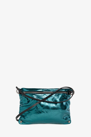 Die türkis-metallische Umhängetasche INA KENT verfügt über einen Reißverschluss und einen verstellbaren schwarzen Riemen. Ihre strukturierte, glänzende Oberfläche wird durch ein kleines kreisförmiges Detail auf einer Seite ergänzt und verkörpert Stil und Funktionalität zugleich.