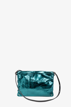 Die glänzend türkisfarbene Handtasche von INA KENT mit ihrem eleganten schwarzen Riemen hebt sich elegant von einem schlichten weißen Hintergrund ab.