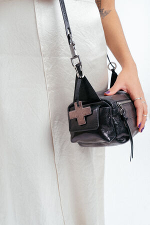 Leder Anhänger in Kreuz Form und braun-grau schimmernder Farbe mit Karabiner und Lederbändchen