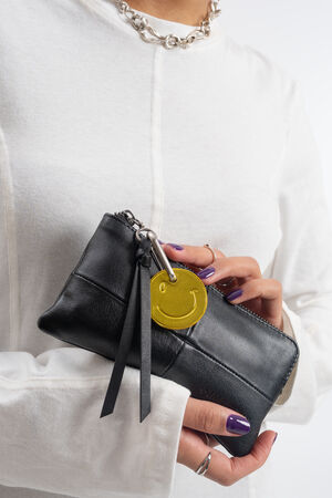 Anhänger für Tasche in Form von einem Smiley in metallischem gelb mit Karabiner