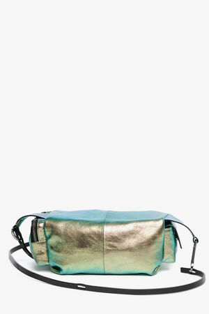 Eine metallisch schillernde Handtasche von INA KENT mit einem langen schwarzen Riemen liegt flach auf einem weißen Hintergrund.